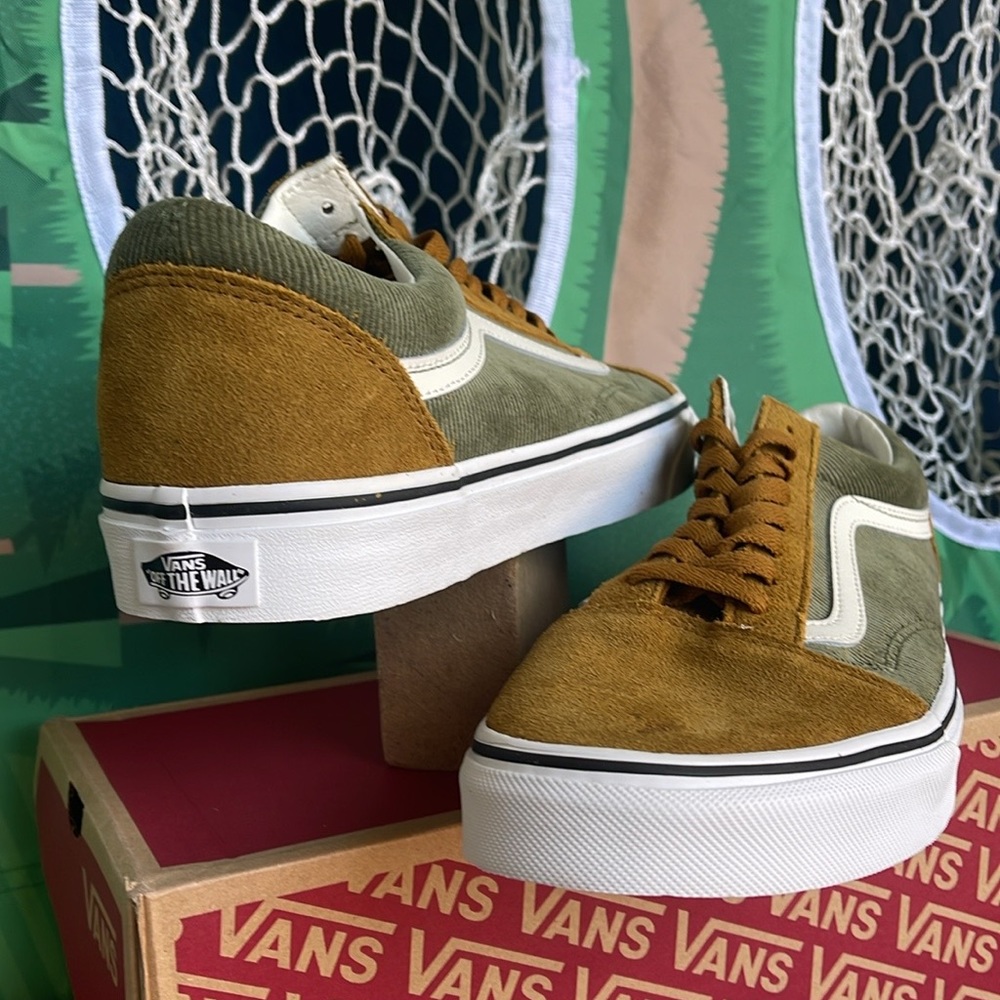 Vans Men’s Old Skool
Mini Cord Green/Brown
VN000ZNIT20A
Sneakers
 Corduroy - Picture 10 of 16